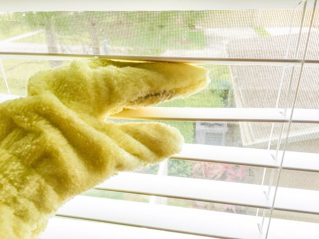 E-cloth dusting glove mitt for easily cleaning windown blinds