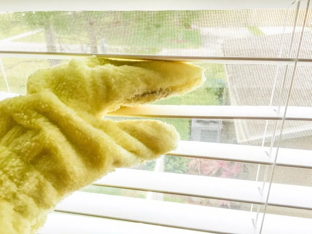 dusting glove mitt for easily cleaning windown blinds