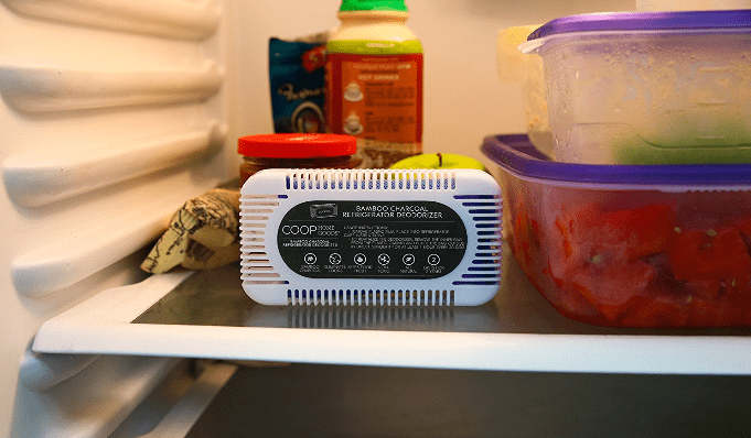 Frigo puzzolente? Ecco come sbarazzarsi di odore in un frigorifero. Modi naturali, non tossici, sicuri e privi di sostanze chimiche per pulire e rinfrescare il congelatore e il frigorifero. Più facile del bicarbonato di sodio. Più economico, troppo!