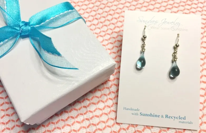 Gorgeous sustainable jewelry made with recylced glass bottles. I love that a giant magnifying glass melts the glass from liquor bottles to create goregous jewelry. Eco-friendly and truly sustainable fashion.