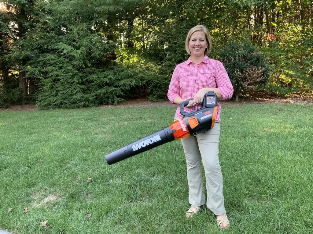 woman holding worx cordless leaf blower