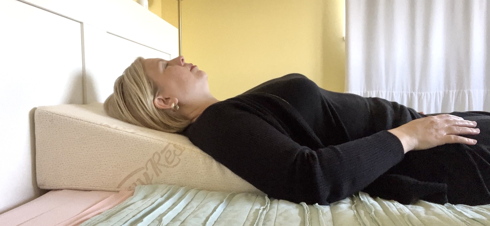 Wedge Pillow Benefits & Savvy Rest Review Get Green Be Well